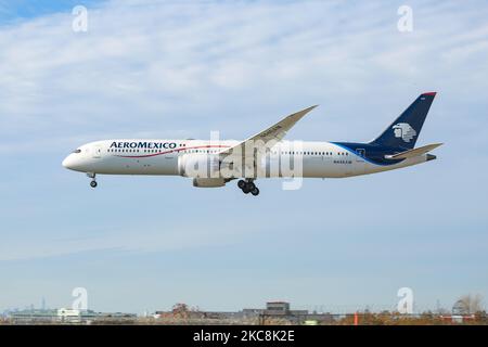 Aeromexico Boeing 787 Dreamliner Passagierflugzeuge, wie sie beim endgültigen Anflug auf den New York JFK John F Kennedy International Airport fliegen. Das moderne und fortschrittliche Breitkörper-Langstreckenflugzeug hat die Zulassung N446AM und wird von 2x GE-Düsenmotoren angetrieben. Aerovías de México AMX AM oder AEROMEXICO ist die mexikanische Fluggesellschaft mit Sitz in Mexiko-Stadt. Die Fluggesellschaft ist Mitglied der Allianz SkyTeam aviaiton. Während der COVID-19-Pandemie des Coronavirus sah sich die Luftfahrtindustrie mit einem Rückgang des Passagierverkehrs konfrontiert, stieg aber die Frachtnachfrage, obwohl die Fluggesellschaften einen erheblichen Grund hatten Stockfoto