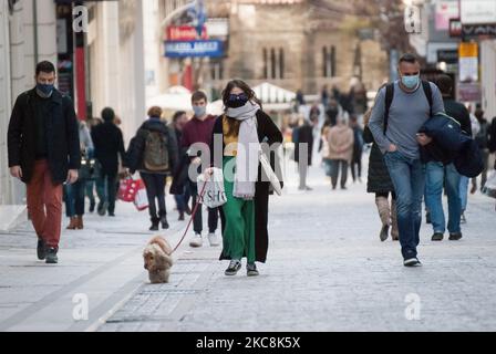 Am 2. Februar 2021 sahen die Menschen in Athen, Griechenland, in der Nähe des Syntagma-Platzes in geschützter Maske spazieren gehen. Die Zahl der täglichen Fälle wurde berichtet, da in den letzten 24 Stunden in Griechenland 1261 und 22 Menschen aufgrund einer Coronavirus-Pandemie starben. (Foto von Nikolas Kokovlis/NurPhoto) Stockfoto
