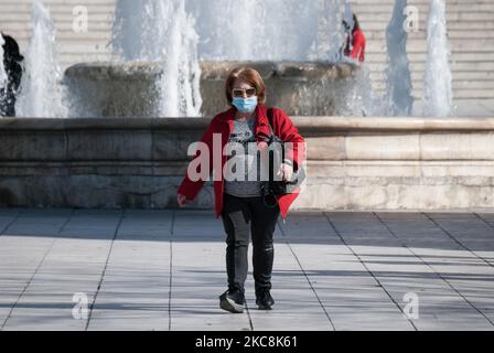 Eine Frau, die am 2. Februar 2021 in Athen, Griechenland, auf dem Syntagma-Platz in geschützter Maske spazieren ging. Die Zahl der täglichen Fälle wurde berichtet, da in den letzten 24 Stunden in Griechenland 1261 und 22 Menschen aufgrund einer Coronavirus-Pandemie starben. (Foto von Nikolas Kokovlis/NurPhoto) Stockfoto
