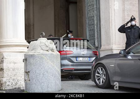 Der ehemalige Präsident der Europäischen Zentralbank, Mario Draghi (nicht gesehen), kommt zu Gesprächen mit dem italienischen Präsidenten Sergio Mattarella, um ein Mandat zur Bildung einer neuen Regierung im Quirinale Palace, Italien, Rom, im Februar 3, zu erörtern. 2021. (Foto von Christian Minelli/NurPhoto) Stockfoto