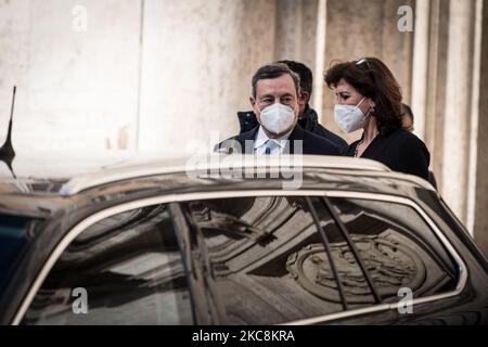 Der designierte italienische Premierminister Mario Draghi verlässt die Abgeordnetenkammer nach einem Treffen mit Roberto Fico, dem Sprecher des italienischen Unterhauses, am 03. Februar 2021 in Rom, Italien. Der ehemalige Präsident der Europäischen Zentralbank, Mario Draghi, hat sich bereit erklärt, inmitten der politischen Krise des Landes eine neue italienische Regierung zu bilden. (Foto von Andrea Ronchini/NurPhoto) Stockfoto