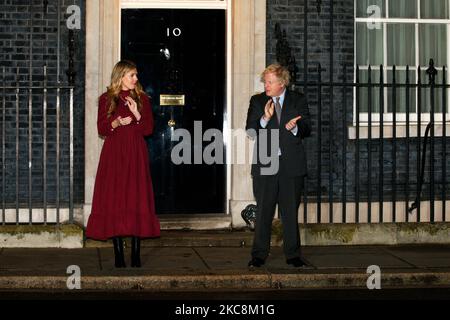 Der britische Premierminister Boris Johnson und seine Verlobte Carrie Symonds führen am 3. Februar 2021 einen nationalen 6pm-jährigen Klatsch zu Ehren des 100-jährigen Koronavirus-Fundraising-Veteranen Captain Sir Tom Moore vor der 10 Downing Street in London, England, an. Sir Tom, der letztes Jahr zig Millionen für NHS-Wohltätigkeitsorganisationen gesammelt hat, starb gestern an einem Coronavirus. (Foto von David Cliff/NurPhoto) Stockfoto