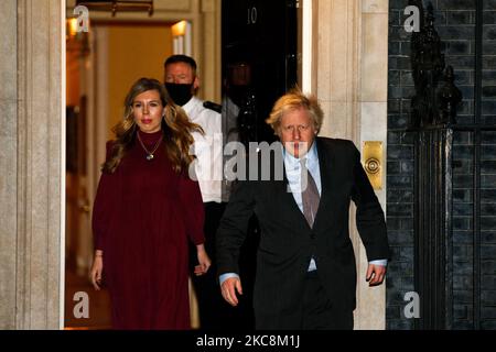 Der britische Premierminister Boris Johnson verlässt die 10 Downing Street mit seiner Verlobten Carrie Symonds, um am 3. Februar 2021 einen nationalen 6pm-jährigen Klatsch zu Ehren des 100-jährigen Koronavirus-Fundraising-Veteranen Captain Sir Tom Moore in London, England, anzuführen. Sir Tom, der letztes Jahr zig Millionen für NHS-Wohltätigkeitsorganisationen gesammelt hat, starb gestern an einem Coronavirus. (Foto von David Cliff/NurPhoto) Stockfoto