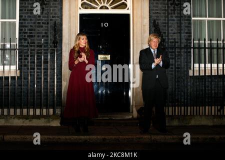 Der britische Premierminister Boris Johnson und seine Verlobte Carrie Symonds führen am 3. Februar 2021 einen nationalen 6pm-jährigen Klatsch zu Ehren des 100-jährigen Koronavirus-Fundraising-Veteranen Captain Sir Tom Moore vor der 10 Downing Street in London, England, an. Sir Tom, der letztes Jahr zig Millionen für NHS-Wohltätigkeitsorganisationen gesammelt hat, starb gestern an einem Coronavirus. (Foto von David Cliff/NurPhoto) Stockfoto