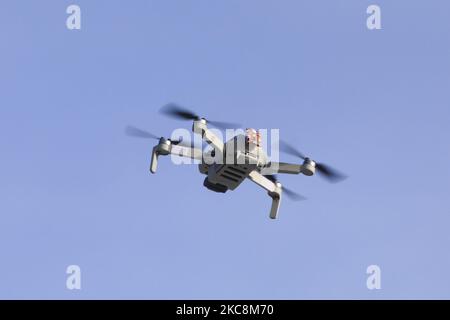 Die Drohne DJI Mavic Mini 2 wird am 31. Januar 2021 in Krakau, Polen, in der Luft gesehen. (Foto von Beata Zawrzel/NurPhoto) Stockfoto