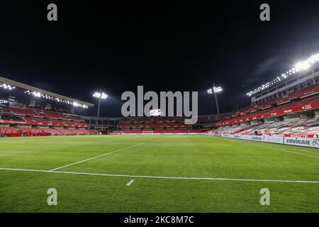 Eine allgemeine Ansicht eines leeren Stadions in Nuevo Los Carmenes während des Copa del Rey Quarter-Finales zwischen Granada CF und dem FC Barcelona im Nuevo Los Carmenes Stadium am 03. Februar 2021 in Granada, Spanien. Fußballstadien in Spanien bleiben wegen der Coronavirus-Pandemie für Fans geschlossen. (Foto von Álex Cámara/NurPhoto) Stockfoto