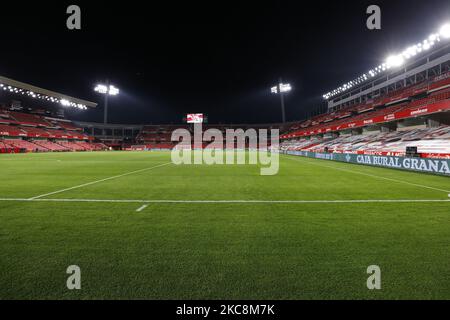 Eine allgemeine Ansicht eines leeren Stadions in Nuevo Los Carmenes während des Copa del Rey Quarter-Finales zwischen Granada CF und dem FC Barcelona im Nuevo Los Carmenes Stadium am 03. Februar 2021 in Granada, Spanien. Fußballstadien in Spanien bleiben wegen der Coronavirus-Pandemie für Fans geschlossen. (Foto von Álex Cámara/NurPhoto) Stockfoto