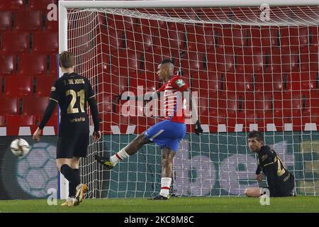 Robert Kenedy von Granada CF erzielt das erste Tor des Spiels während des Copa del Rey Quarter-Finales zwischen Granada CF und dem FC Barcelona am 03. Februar 2021 im Nuevo Los Carmenes Stadium in Granada, Spanien. Fußballstadien in Spanien bleiben wegen der Coronavirus-Pandemie für Fans geschlossen. (Foto von Álex Cámara/NurPhoto) Stockfoto