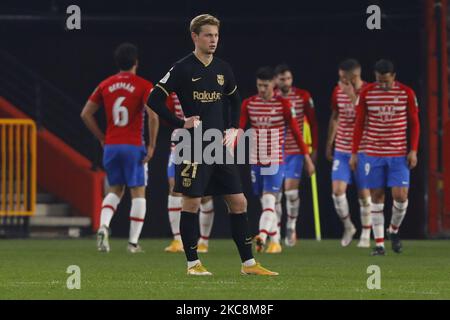 Frenkie de Jong vom FC Barcelona reagiert, nachdem Robert Kenedy vom CF Granada beim Viertelfinale der Copa del Rey zwischen dem FC Granada und dem FC Barcelona am 03. Februar 2021 im Stadion Nuevo Los Carmenes in Granada, Spanien, das erste Tor des Spiels erzielt hat. Fußballstadien in Spanien bleiben wegen der Coronavirus-Pandemie für Fans geschlossen. (Foto von Álex Cámara/NurPhoto) Stockfoto