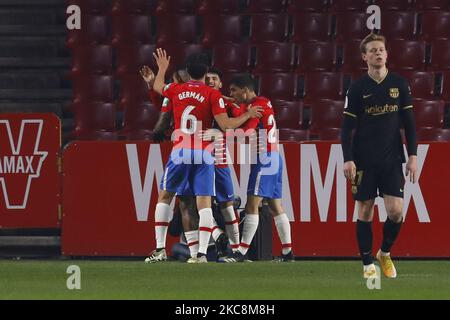 Robert Kenedy von Granada CF erzielt das erste Tor des Spiels während des Copa del Rey Quarter-Finales zwischen Granada CF und dem FC Barcelona am 03. Februar 2021 im Nuevo Los Carmenes Stadium in Granada, Spanien. Fußballstadien in Spanien bleiben wegen der Coronavirus-Pandemie für Fans geschlossen. (Foto von Álex Cámara/NurPhoto) Stockfoto
