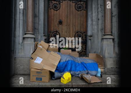 Ein rauer Schläfer, der während der Covid-19-Sperre auf Level 5 am Eingang eines Chirchs im Stadtzentrum von Dublin gesehen wurde. Am Mittwoch, den 3. Februar 2021, in Dublin, Irland. (Foto von Artur Widak/NurPhoto) Stockfoto