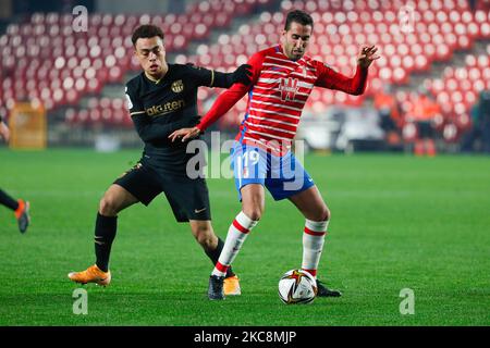 Angel Montoro von Granada CF im Einsatz mit Sergino Dest vom FC Barcelona während des spanischen Copa del Rey-Matches zwischen Granada CF und dem FC Barcelona im Estadio Nuevo Los Carmenes in Granada, Spanien. (Foto von DAX Images/NurPhoto) Stockfoto