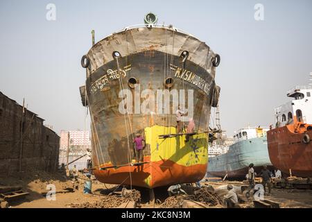 Hafenarbeiter führen am 4. Februar 2021 Wartungsarbeiten am Rumpf eines Schiffes am Ufer des Buriganga-Flusses in Dhaka, Bangladesch, durch. 28 Werften, die 30,96 Hektar des Buriganga-Vorhores besetzen, sind in den letzten 50 Jahren ohne Genehmigung oder Richtlinien in Betrieb, verschmutzen den Fluss und greifen in das Flussufer ein, was seine Schiffbarkeit verringert. (Foto von Ahmed Salahuddin/NurPhoto) Stockfoto