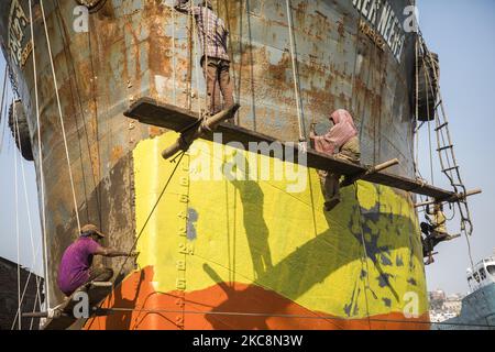 Hafenarbeiter führen am 4. Februar 2021 Wartungsarbeiten am Rumpf eines Schiffes am Ufer des Buriganga-Flusses in Dhaka, Bangladesch, durch. 28 Werften, die 30,96 Hektar des Buriganga-Vorhores besetzen, sind in den letzten 50 Jahren ohne Genehmigung oder Richtlinien in Betrieb, verschmutzen den Fluss und greifen in das Flussufer ein, was seine Schiffbarkeit verringert. (Foto von Ahmed Salahuddin/NurPhoto) Stockfoto