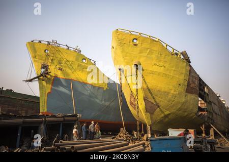 Hafenarbeiter führen am 4. Februar 2021 Wartungsarbeiten am Rumpf eines Schiffes am Ufer des Buriganga-Flusses in Dhaka, Bangladesch, durch. 28 Werften, die 30,96 Hektar des Buriganga-Vorhores besetzen, sind in den letzten 50 Jahren ohne Genehmigung oder Richtlinien in Betrieb, verschmutzen den Fluss und greifen in das Flussufer ein, was seine Schiffbarkeit verringert. (Foto von Ahmed Salahuddin/NurPhoto) Stockfoto