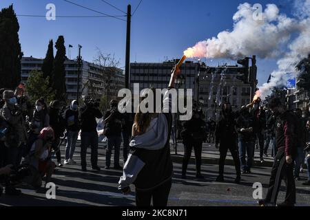 Universitätsstudenten, die Gesichtsmasken zum Schutz vor Coronaviren tragen, halten während des Protestes gegen Bildungsreformen in Athen, Donnerstag, den 4. Februar 2021, Leuchtraketen auf. Tausende Demonstranten in Griechenland haben in der griechischen Hauptstadt Demonstrationen gegen Pläne der Regierung zur Polizei von Universitätscampus abgehalten (Foto: Dimitris Lampropoulos/NurPhoto) Stockfoto