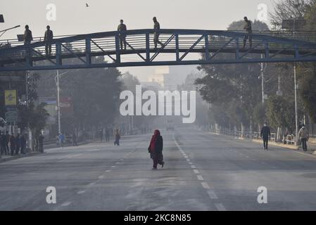 Leere Straße am Morgen während des Generalstreiks, der von der Dahal-Nepal-Fraktion am Donnerstag, dem 04. Februar 2021, in Kathmandu, Nepal, einberufen wurde. (Foto von Narayan Maharjan/NurPhoto) Stockfoto