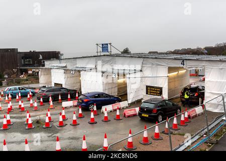 Patienten nehmen ihren Coronavirus-Impfstoff in einer Fahrt durch das Impfzentrum ein, das im Estuary View Medical Center an einem regnerischen Wintertag in Whitstable, der südwestlichen Küstenstadt von England, eröffnet wurde, da sich das britische Impfprogramm am 4. Februar 2021 als sehr erfolgreich erweist. Das Vereinigte Königreich hat es geschafft, mehr als 10 Millionen Menschen zu impfen, was das Land am effektivsten bei der Verteilung von Impfstoffen machte. Das Drive-though-Zentrum ist einzigartig für Großbritannien, es bietet zusätzlichen Schutz für Patienten und sorgt dafür, dass sie bei kaltem Wetter nicht Schlange stehen müssen. (Foto von Dominika Zarzycka/NurPhoto) Stockfoto