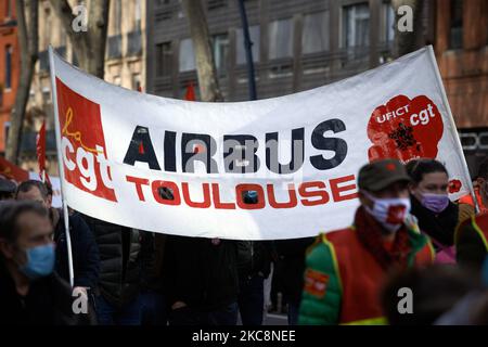 Mehrere Tausend Demonstranten gingen zu einem landesweiten Protesttag in ganz Frankreich auf die Straße, zu dem mehrere Gewerkschaften wie CGT, FSU und Sud aufgerufen hatten. Sie protestierten, bessere Löhne zu fordern, einen proaktiveren Ansatz der drohenden Wirtschaftskrise aufgrund der Covid-19-Pandemie. Sie wollen auch bessere öffentliche Dienstleistungen (Gesundheit, Bildung...). Arbeiter der Luftfahrt, der Bildung, des Energiesektors usw. kamen zum Protest. Toulouse. Frankreich. Februar 4. 2020. (Foto von Alain Pitton/NurPhoto) Stockfoto