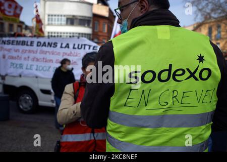 Ein Mann trägt eine Weste mit der Aufschrift „Sodexo on Strike“. Mehrere Tausend Demonstranten gingen zu einem landesweiten Protesttag in ganz Frankreich auf die Straße, zu dem mehrere Gewerkschaften wie CGT, FSU und Sud aufgerufen hatten. Sie protestierten, bessere Löhne zu fordern, einen proaktiveren Ansatz der drohenden Wirtschaftskrise aufgrund der Covid-19-Pandemie. Sie wollen auch bessere öffentliche Dienstleistungen (Gesundheit, Bildung...). Arbeiter der Luftfahrt, der Bildung, des Energiesektors usw. kamen zum Protest. Toulouse. Frankreich. Februar 4. 2020. (Foto von Alain Pitton/NurPhoto) Stockfoto