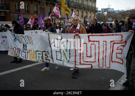 Auf dem Banner steht: „Arts&Culture on the Fight“. Mehrere Tausend Demonstranten gingen zu einem landesweiten Protesttag in ganz Frankreich auf die Straße, zu dem mehrere Gewerkschaften wie CGT, FSU und Sud aufgerufen hatten. Sie protestierten, bessere Löhne zu fordern, einen proaktiveren Ansatz der drohenden Wirtschaftskrise aufgrund der Covid-19-Pandemie. Sie wollen auch bessere öffentliche Dienstleistungen (Gesundheit, Bildung...). Arbeiter der Luftfahrt, der Bildung, des Energiesektors usw. kamen zum Protest. Toulouse. Frankreich. Februar 4. 2020. (Foto von Alain Pitton/NurPhoto) Stockfoto