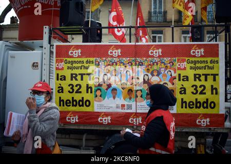 Mehrere Tausend Demonstranten gingen zu einem landesweiten Protesttag in ganz Frankreich auf die Straße, zu dem mehrere Gewerkschaften wie CGT, FSU und Sud aufgerufen hatten. Sie protestierten, bessere Löhne zu fordern, einen proaktiveren Ansatz der drohenden Wirtschaftskrise aufgrund der Covid-19-Pandemie. Sie wollen auch bessere öffentliche Dienstleistungen (Gesundheit, Bildung...). Arbeiter der Luftfahrt, der Bildung, des Energiesektors usw. kamen zum Protest. Toulouse. Frankreich. Februar 4. 2020. (Foto von Alain Pitton/NurPhoto) Stockfoto