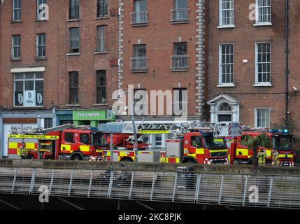 Beamte der Dubliner Feuerwehr retteten heute Nachmittag einen Mann aus dem Fluss Liffey, nachdem er offenbar in der Nähe der Grattan Bridge einstürzte. Kurz nach 4,30pm nahmen vier Feuerwehreinheiten und ein Krankenwagen an der Szene Teil. Am Freitag, den 5. Februar 2021, in Dublin, Irland. (Foto von Artur Widak/NurPhoto) Stockfoto