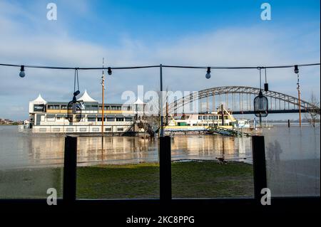 Ein Blick von einer geschlossenen Terrasse auf den hohen Wasserstand in Nijmegen, am 5.. Februar 2021. (Foto von Romy Arroyo Fernandez/NurPhoto) Stockfoto