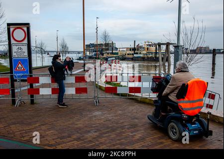 Während der hohen Wasserstände in Nijmegen am 5.. Februar 2021 beobachten die Menschen die Überschwemmungen des Waal-Flusses. (Foto von Romy Arroyo Fernandez/NurPhoto) Stockfoto