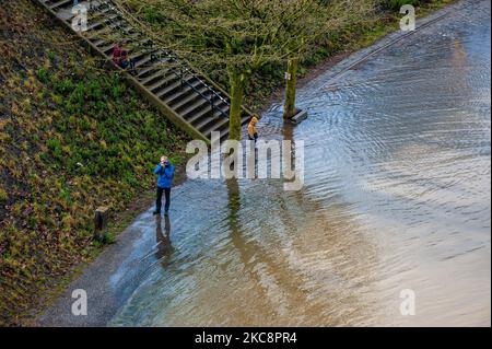 Am 5.. Februar 2021 machen Menschen Fotos während des hohen Wasserstehens in Nijmegen. (Foto von Romy Arroyo Fernandez/NurPhoto) Stockfoto