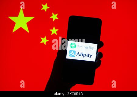Die Alipay- und WeChat Pay-App-Logos werden auf einem Handybildschirm mit chinesischer Flagge angezeigt. Krakau, Polen, am 5. Februar 2021. Die chinesische Alipay-App hat mehr als 700 Millionen monatliche Nutzer, die sie verwenden, um zu bezahlen, Kredite aufzunehmen, zu versichern und ihr Geld zu verwalten. (Foto-Illustration von Beata Zawrzel/NurPhoto) Stockfoto