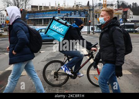 Der Wolt-Zustellkurier wird am 5. Februar 2021 im Zentrum von Krakau, Polen, mit dem Fahrrad fahren sehen. (Foto von Beata Zawrzel/NurPhoto) Stockfoto