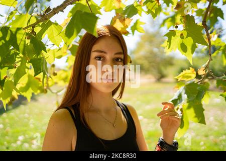 Junge Frau im Garten Stockfoto