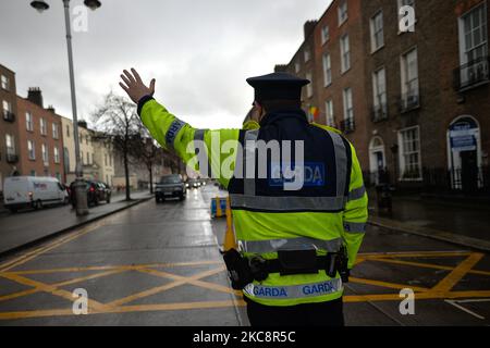 Garda Siochana Checkpoint in Baggot Street Lower, Dublin, während Level 5 Covid-19 Lockdown. Am Freitag, den 5. Februar 2021, in Dublin, Irland. (Foto von Artur Widak/NurPhoto) Stockfoto