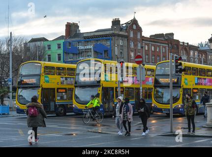 Öffentliche Busse von Dublin, die während der Sperrung von Covid-19 auf der O'Connell Brdge auf Ebene 5 gesehen wurden. Am Freitag, den 5. Februar 2021, in Dublin, Irland. (Foto von Artur Widak/NurPhoto) Stockfoto