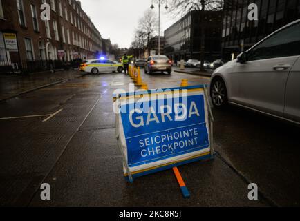 Garda Siochana Checkpoint in Baggot Street Lower, Dublin, während Level 5 Covid-19 Lockdown. Am Freitag, den 5. Februar 2021, in Dublin, Irland. (Foto von Artur Widak/NurPhoto) Stockfoto