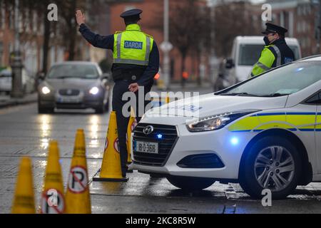 Garda Siochana Checkpoint in Baggot Street Lower, Dublin, während Level 5 Covid-19 Lockdown. Am Freitag, den 5. Februar 2021, in Dublin, Irland. (Foto von Artur Widak/NurPhoto) Stockfoto