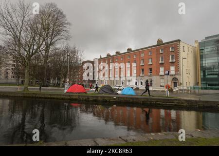 Ein Blick auf die Zelte des rauen Schlafenden neben dem Grand Canal in Dublin während der Covid-19-Sperre auf Level 5. Am Freitag, den 5. Februar 2021, in Dublin, Irland. (Foto von Artur Widak/NurPhoto) Stockfoto