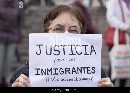 Demonstranten während des VII. Marsches für die würde, zum Gedenken an die sogenannte „Tragödie von Tarajal“, am 6. Februar 2021 in Madrid (Spanien). Diese Demonstration erinnert an die 15 Migranten, die 2014 in Ceuta starben, als sie versuchten, Zugang zu spanischem Territorium zu erhalten. (Foto von Oscar Gonzalez/NurPhoto) Stockfoto