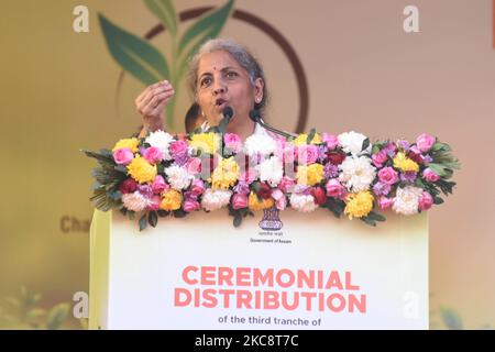 Der Finanzminister der Union, Nirmala Sitharaman, hielt eine Rede, nachdem er das „Chah Bagicha Dhan Puraskar Scheme“ in Anwesenheit von Assam CM Sarbananda Sonowal bei einer öffentlichen Sitzung auf dem Khanapara Veterinärgelände in Guwahati, Indien, am Samstag, den 6. Februar 2021, vorgestellt hatte. (Foto von Anuwar Hazarika/NurPhoto) Stockfoto