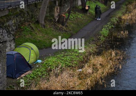 Ein Blick auf die Zelte des rauen Schlafenden neben dem Grand Canal in Dublin während der Covid-19-Sperre auf Level 5. Am Samstag, den 6. Februar 2021, in Dublin, Irland. (Foto von Artur Widak/NurPhoto) Stockfoto