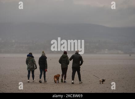 Menschen, die mit ihren Hunden am Sandymount Strand in Dublin während der Covid-19-Sperre der Stufe 5 laufen. Am Samstag, den 6. Februar 2021, in Dublin, Irland. (Foto von Artur Widak/NurPhoto) Stockfoto