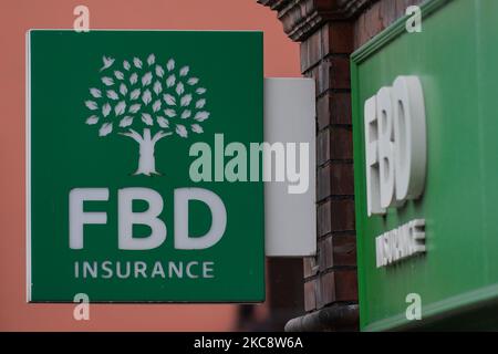 Ein FBD-Versicherungslogo, das während der Covid-19-Sperre auf Ebene 5 vor der FBD-Versicherungsniederlassung im Stadtzentrum von Dublin zu sehen ist. Der High Court hat entschieden, dass drei Dublin Pubs und eines von Athlone berechtigt sind, von der FBD Insurance für die Störung ihrer Geschäfte aufgrund der Covid-19-Pandemie entschädigt zu werden. Am Samstag, den 6. Februar 2021, in Dublin, Irland. (Foto von Artur Widak/NurPhoto) Stockfoto