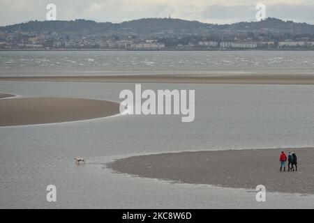 Die Menschen genießen einen Samstagnachmittag-Spaziergang am Sandymount Strand in Dublin während der Covid-19-Sperre auf Stufe 5. Am Samstag, den 6. Februar 2021, in Dublin, Irland. (Foto von Artur Widak/NurPhoto) Stockfoto