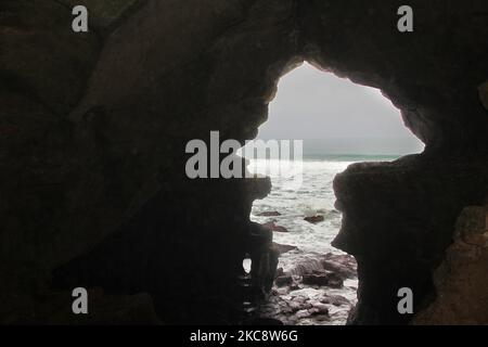 Die Höhlen von Hercules (Grottes d'Hercule) in Tanger (Tanger), Marokko, Afrika. Die Öffnung des Meeres der Höhle ist bekannt als 'die Karte von Afrika', da sie wie der des Kontinents von Afrika geformt ist. Die Höhlen von Herkules sind ein archäologischer Höhlenkomplex in Cape Spartel, Marokko. Die Legende besagt, dass der römische Gott Herkules in dieser Höhle blieb und schlief, bevor er seine 11.-jährige Arbeit verrichten konnte (eine der 12 Arbeiten, die König Eurystheus von Tiryns ihm gegeben hatte), die goldene Äpfel aus dem Hesperides-Garten holen sollte. (Foto von Creative Touch Imaging Ltd./NurPhoto) Stockfoto