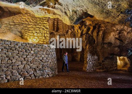 Die Höhlen von Hercules (Grottes d'Hercule) in Tanger (Tanger), Marokko, Afrika. Die Höhlen von Herkules sind ein archäologischer Höhlenkomplex in Cape Spartel, Marokko. Die Legende besagt, dass der römische Gott Herkules in dieser Höhle blieb und schlief, bevor er seine 11.-jährige Arbeit verrichten konnte (eine der 12 Arbeiten, die König Eurystheus von Tiryns ihm gegeben hatte), die goldene Äpfel aus dem Hesperides-Garten holen sollte. (Foto von Creative Touch Imaging Ltd./NurPhoto) Stockfoto