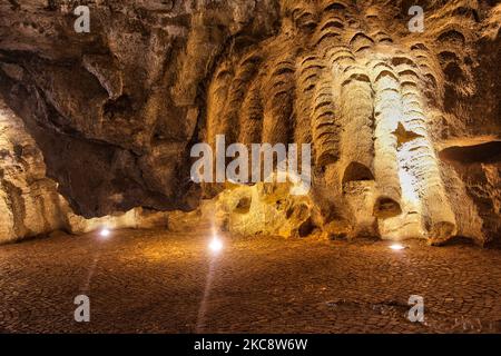 Die Höhlen von Hercules (Grottes d'Hercule) in Tanger (Tanger), Marokko, Afrika. Die Höhlen von Herkules sind ein archäologischer Höhlenkomplex in Cape Spartel, Marokko. Die Legende besagt, dass der römische Gott Herkules in dieser Höhle blieb und schlief, bevor er seine 11.-jährige Arbeit verrichten konnte (eine der 12 Arbeiten, die König Eurystheus von Tiryns ihm gegeben hatte), die goldene Äpfel aus dem Hesperides-Garten holen sollte. (Foto von Creative Touch Imaging Ltd./NurPhoto) Stockfoto