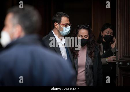 ROM, ITALIEN - 06. Februar Stefano Patuanelli verlässt mit Paola Taverna den Palazzo Montecitorio, den Sitz der italienischen Abgeordnetenkammer (Unterhaus), nach einem Treffen mit dem designierten Ministerpräsidenten Mario Draghi zur Bildung einer neuen Regierung in Rom, Italien, am 06. Februar 2021. (Foto von Andrea Ronchini/NurPhoto) Stockfoto