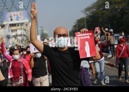 Ein Demonstranten aus Myanmar grüßt am 7. Februar 2021 während einer Demonstration gegen den Militärputsch in Yangon, Myanmar, mit drei Fingern. (Foto von Myat Thu Kyaw/NurPhoto) Stockfoto