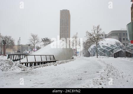 Schneebedeckt 18 Septemberplein in Eindhoven. Blizzard vom Schneesturm Darcy in den Niederlanden, dem ersten starken Schneefall mit starken Winden nach 2010, der den Transport im ganzen Land störte. Die Niederländer erwachten am Sonntag mit einer Schneeschicht, die alles bedeckte. Viele Unfälle ereigneten sich auf den Straßen aufgrund des Sturms und der eisigen Bedingungen, während es auch Probleme mit den Zügen gab. In der Stadt Eindhoven in Nordbrabant wurde der Bahn- und Busverkehr eingestellt, der Flughafen folgte und der Luftverkehr umgeleitet. Die Menschen gingen in das Stadtzentrum von Eindhoven, um und zu genießen Stockfoto